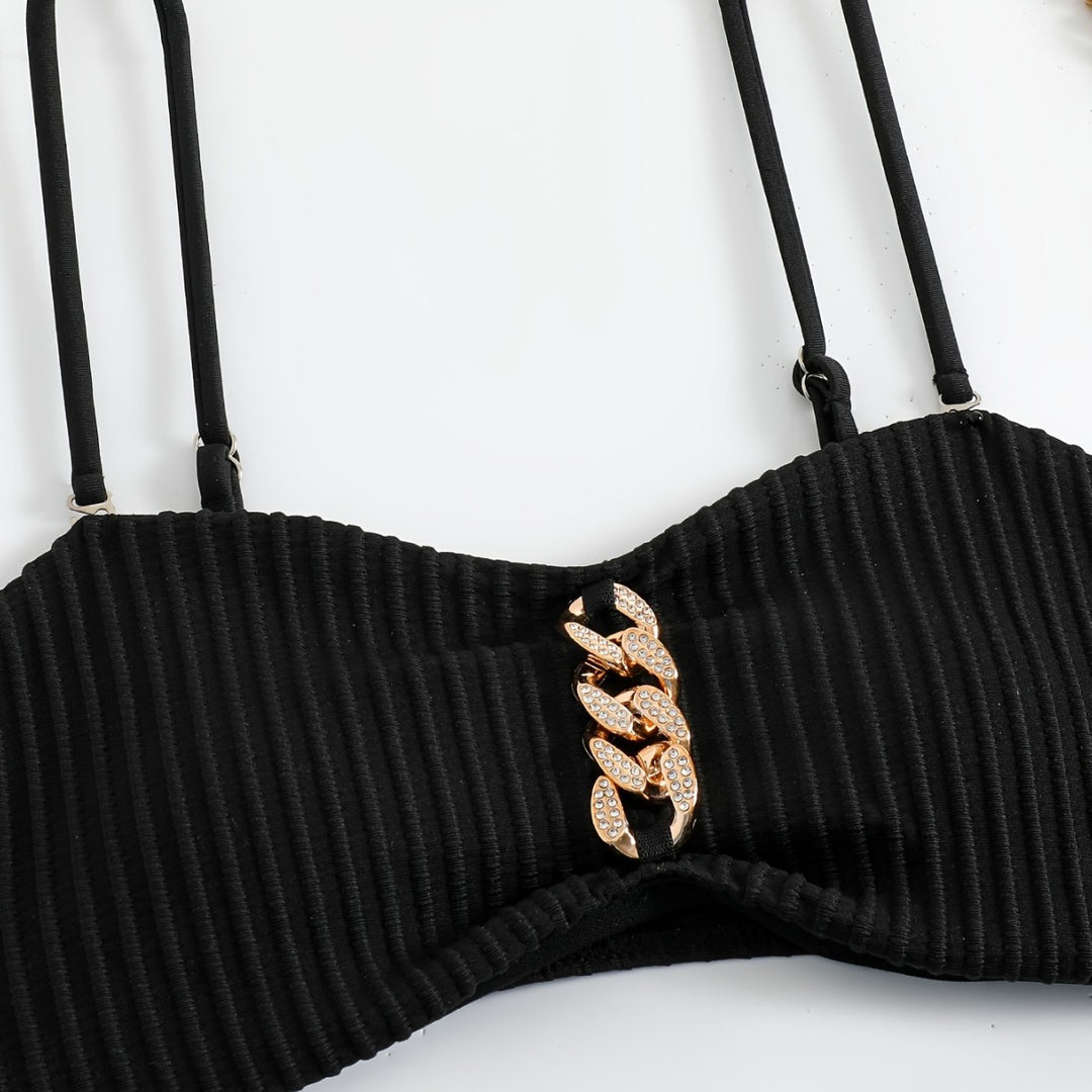 Dame bikini sæt med elegant ruffles-detalje og moderigtige kædeaccentuer Skovae