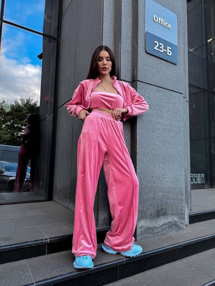 Kvinders loungewear sæt lavet af luksuriøs velour med cropped jakke og brede bukser