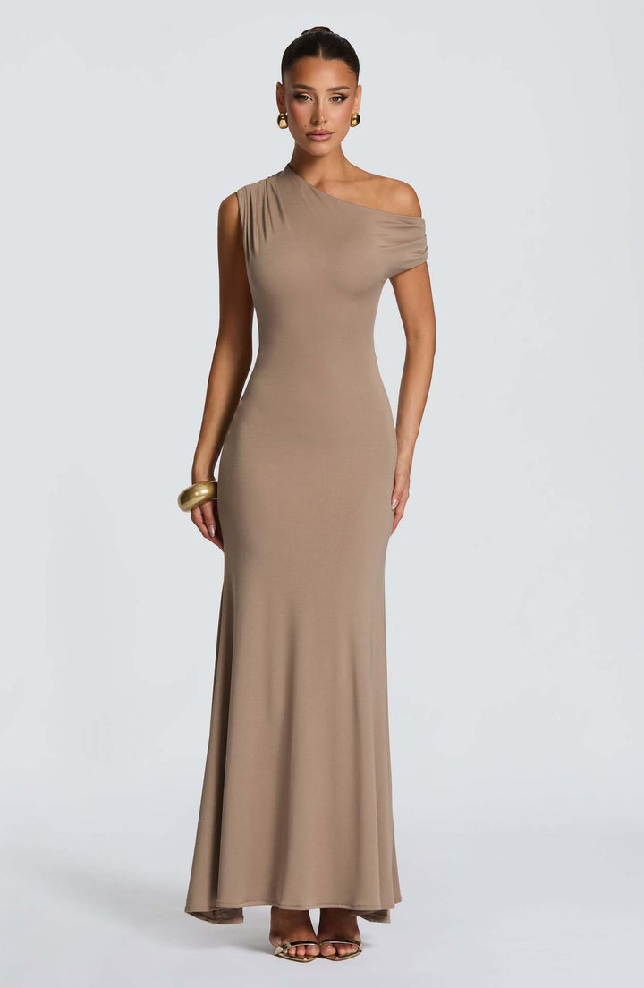 Kvinders elegante asymmetrisk maxikjole med off-shoulder design Skovae