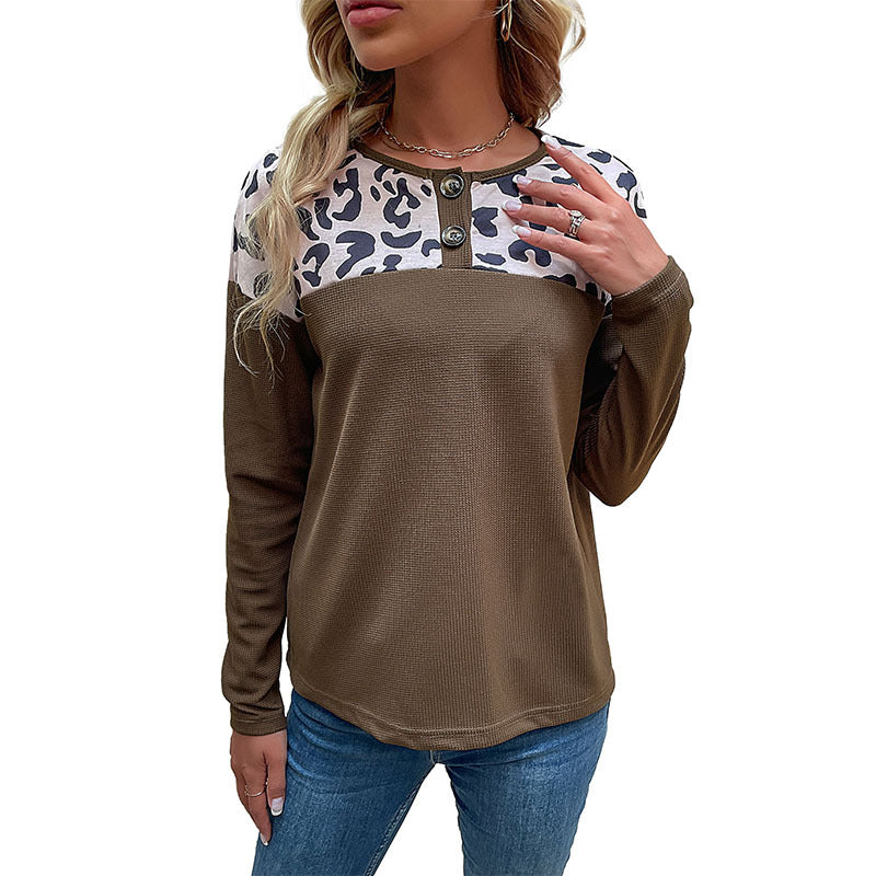 Kvindernes fashionable sweatshirt med dyreprint accenter og knapdetaljer Stilla