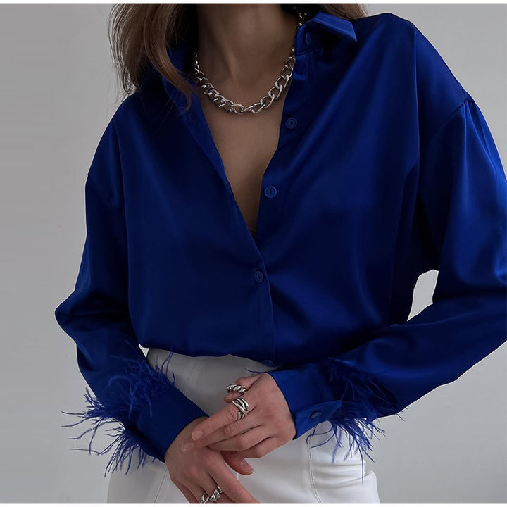 Damebluse med farverige fjer og elegant snit Skovae