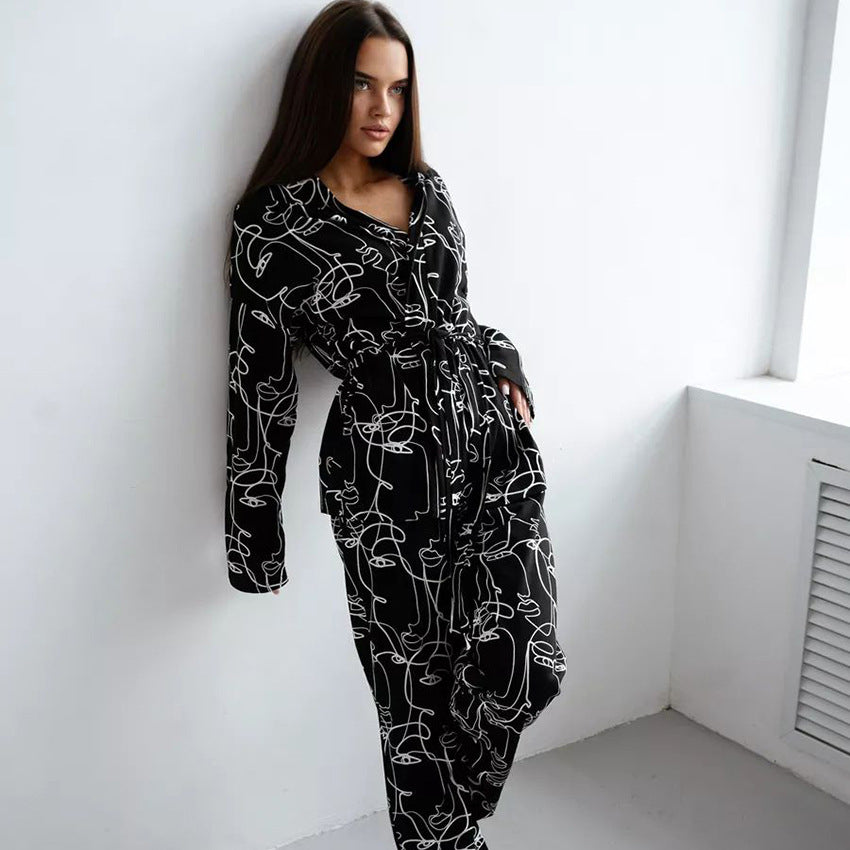 Dame luksuriøs satin pyjamas med elegante linjemønstre Stilla