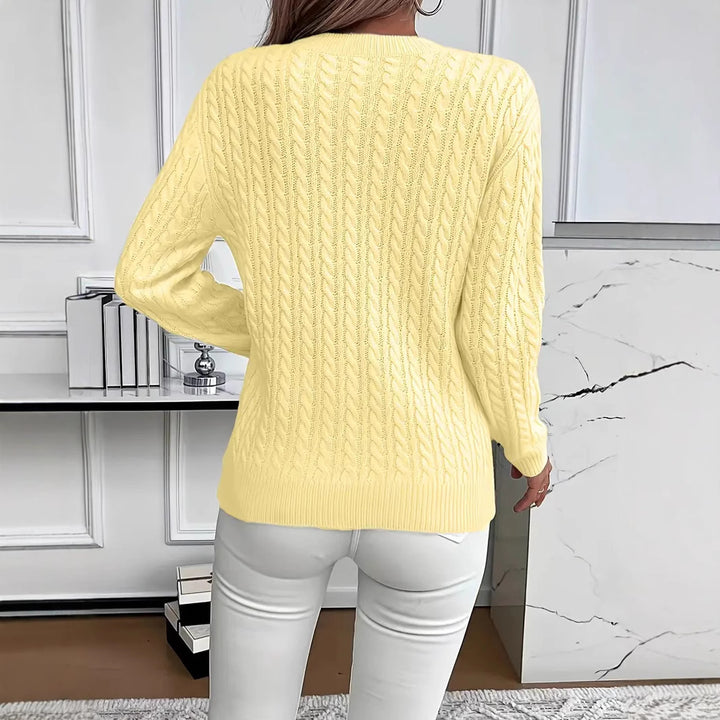Kvinders strikket sweater med elegant kabeldesign Stilla