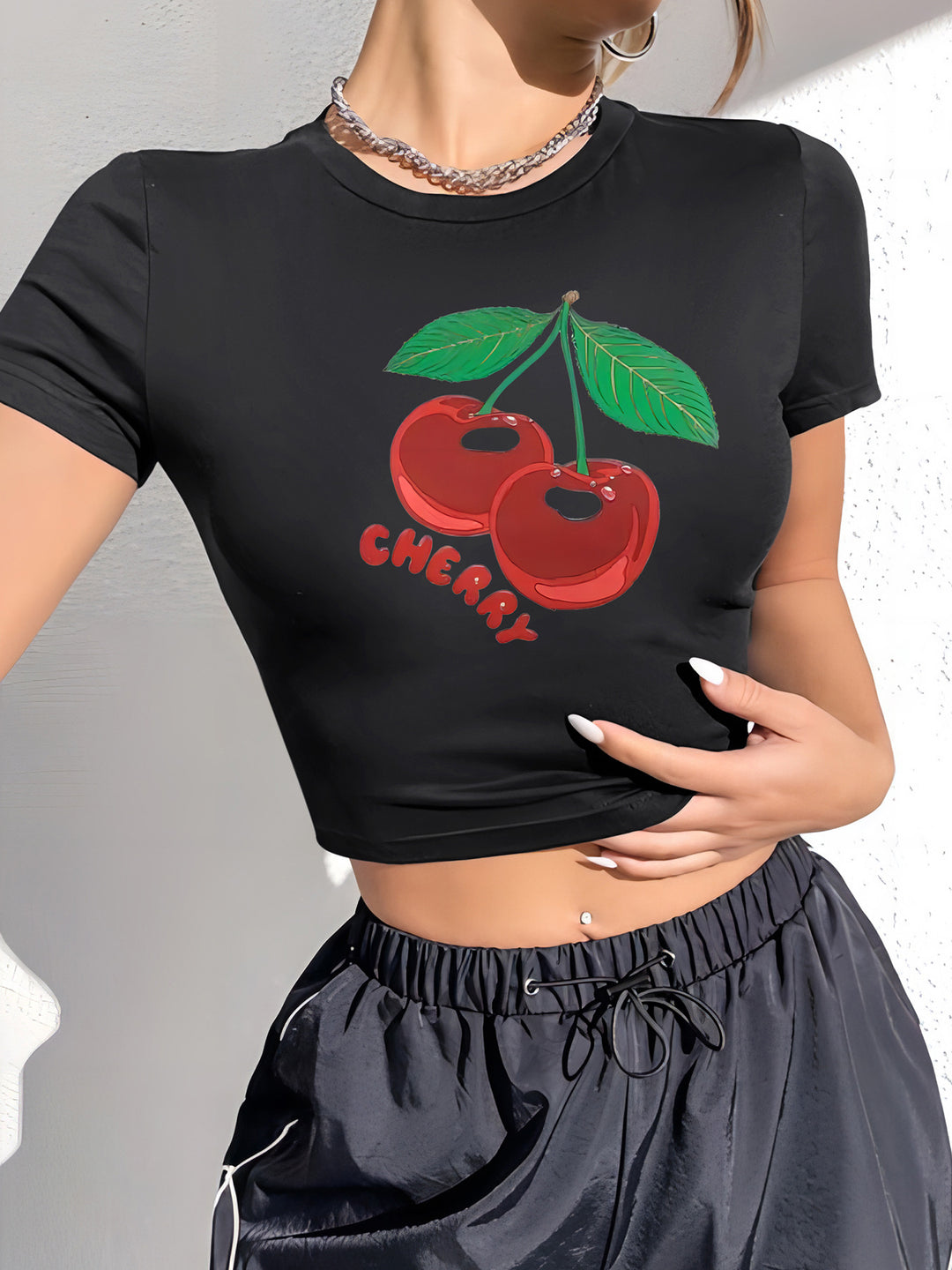 Dame Crop-T-Shirt med muntert kirsebærmotiv Skovae