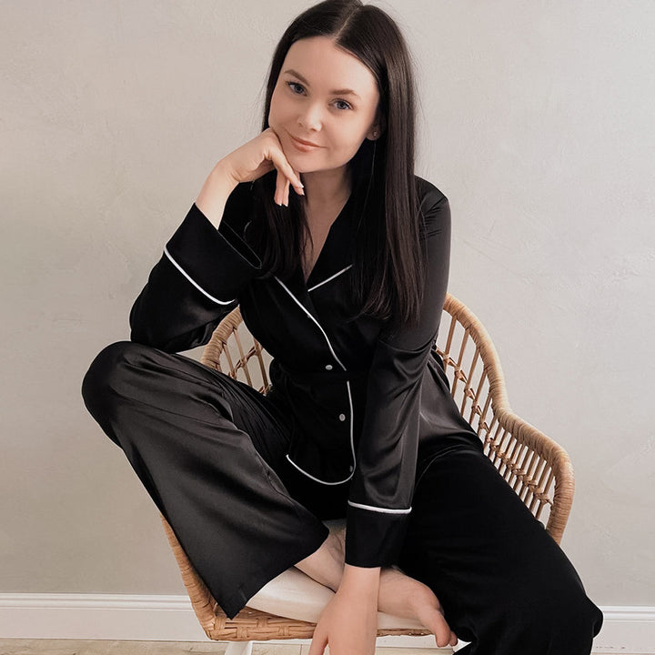 Dame Satin-Pyjama-Sæt med elegant knaplukning og taljerbar bælte Stilla