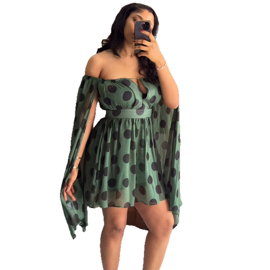 Dame mini kjole med spændende off-shoulder design og bredskårne ærmer Skovae
