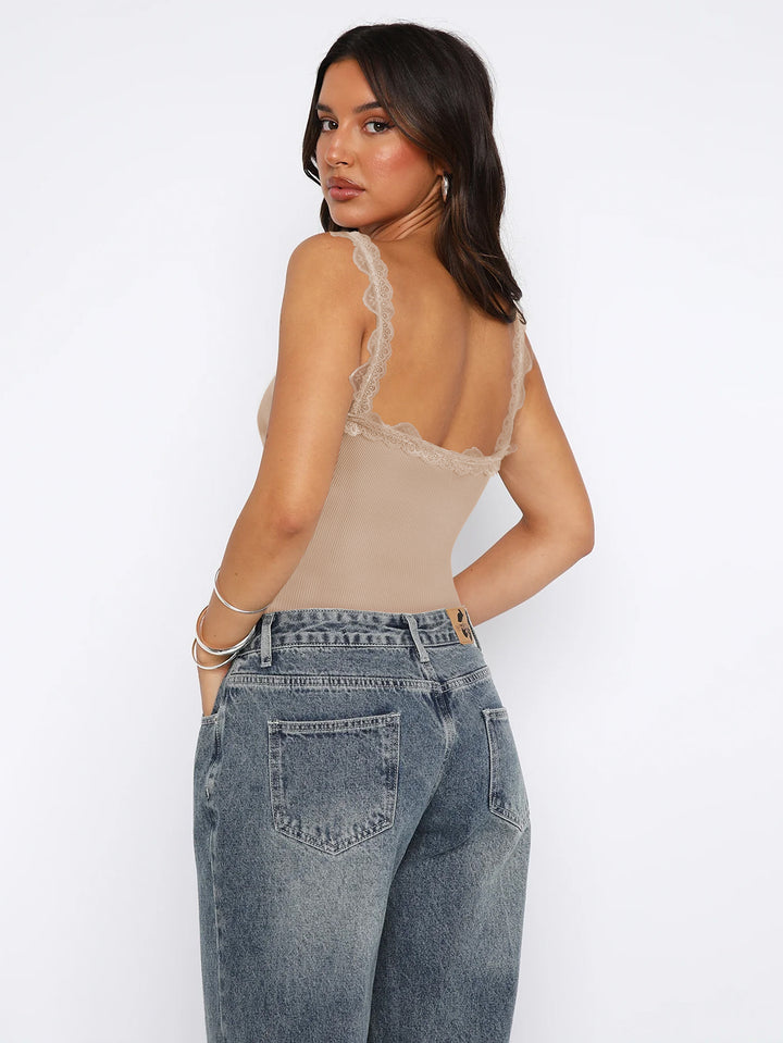 Dame spids Cami-top med justerbare stropper og dekorativt design Stilla