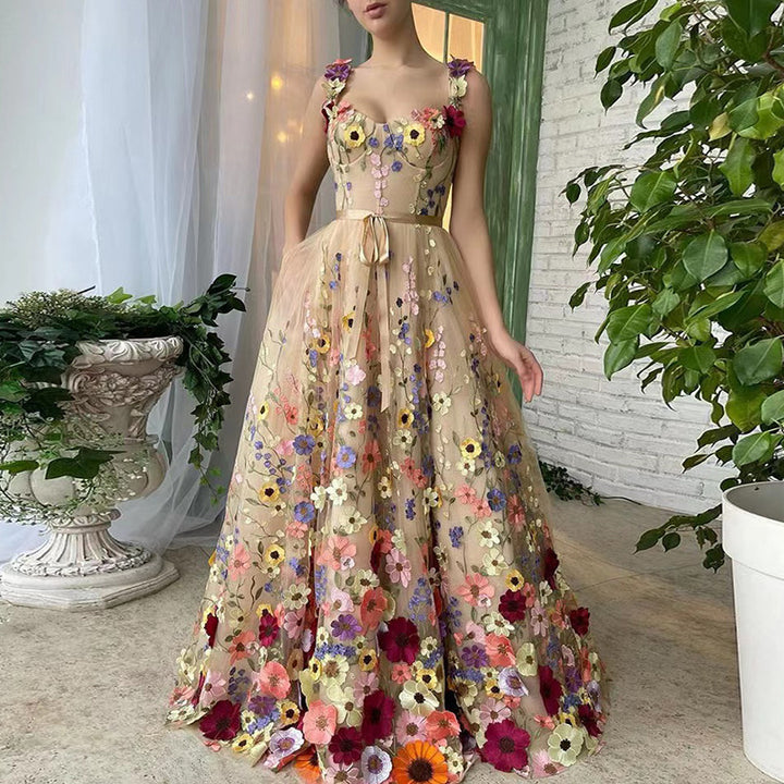 Dame Prunkfuldt Aftenkjole med blomsterdesign og transparent tylstof Stilla