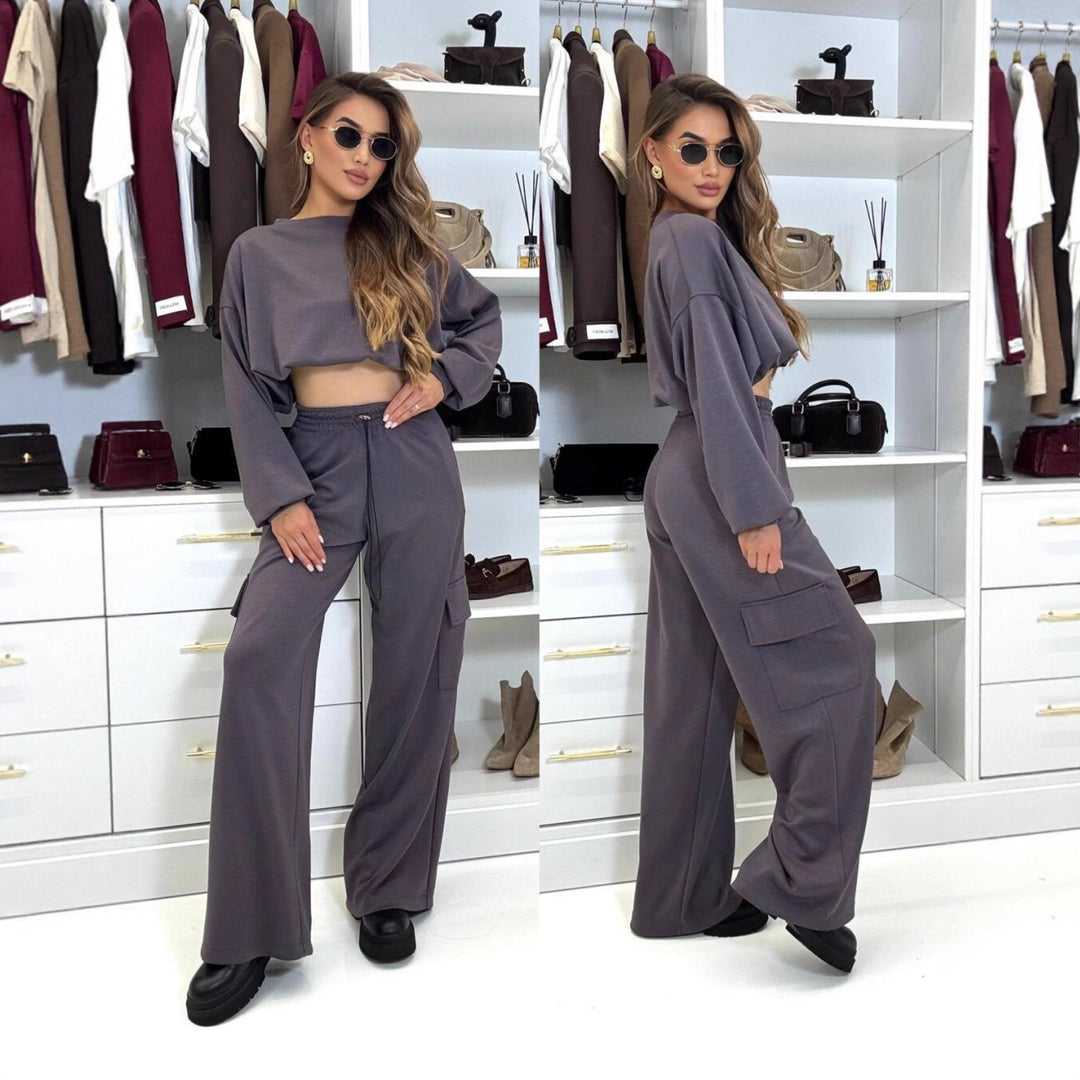 Kvindernes afslappede cargo loungewear sæt med cropped top og brede bukser Skovae