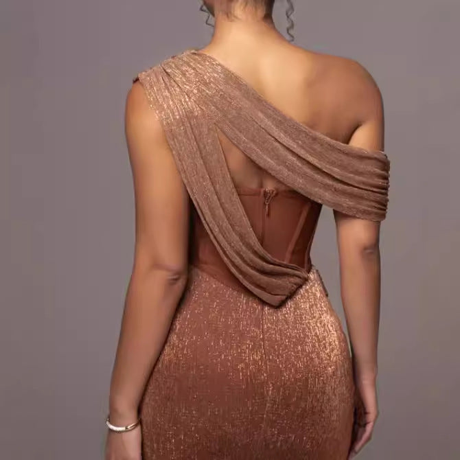 Kvinders glamourøse maxi aftenkjole med asymmetrisk halsudskæring og glitrende draperingsdesign