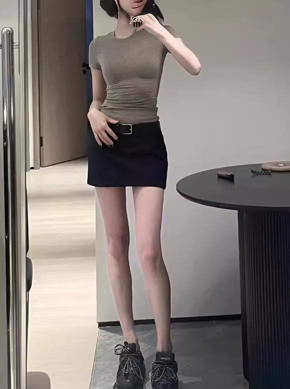 Dame mini skirt med elegante lommer og tætsiddende snit Stilla