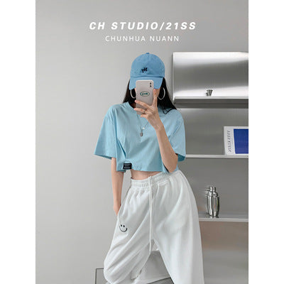 Kvinders cropped t-shirt med en afslappet pasform og moderne detaljer