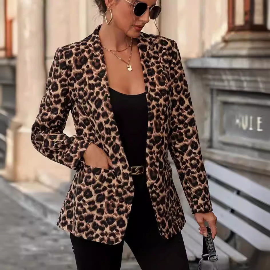 Kvinders blazer i trendy dyreprint med elegante kraver og praktiske lommer