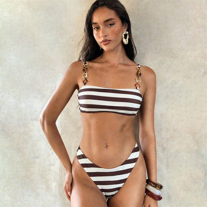 Dame bikini med moderne stribemønster og glamourøse detaljer Skovae