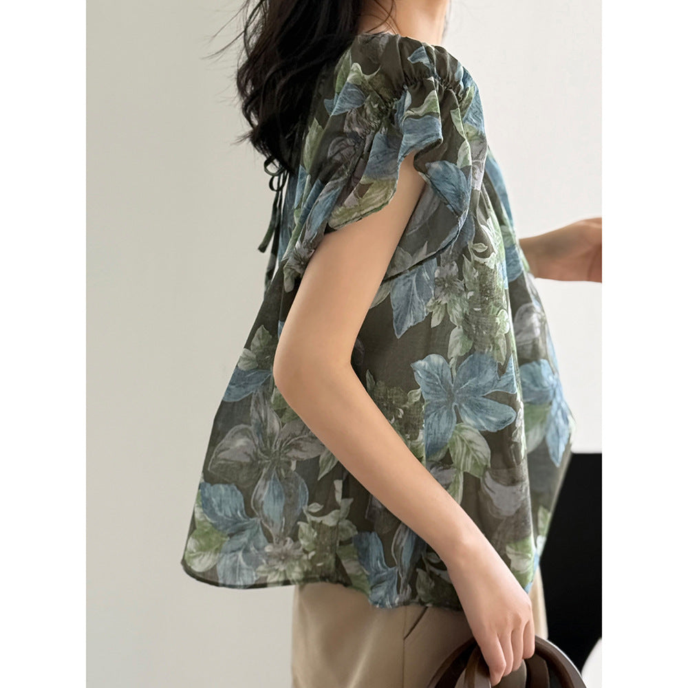 Damebluse med flæsedetaljer og blomstret mønster Stilla