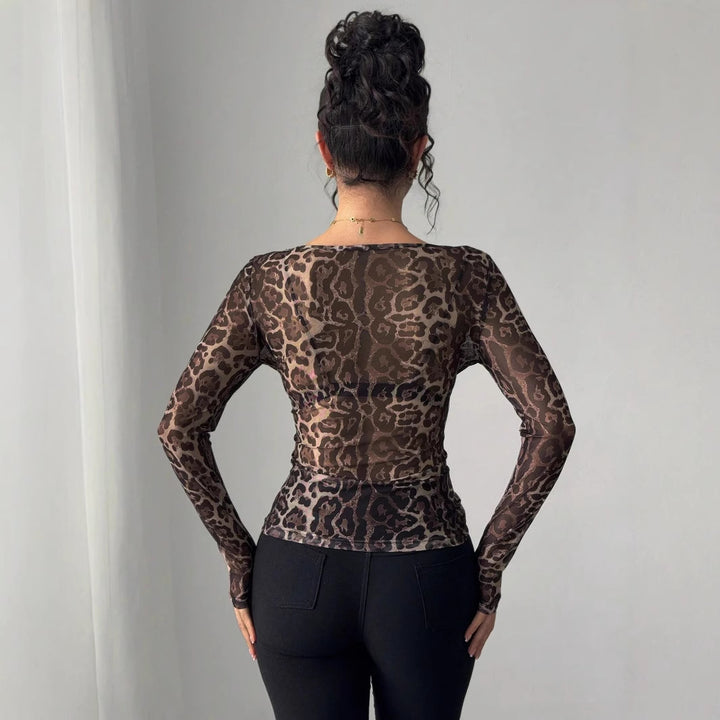 Dame med en tætsiddende semitransparent mesh skjorte med leopardmønster og rund halsudskæring Skovae