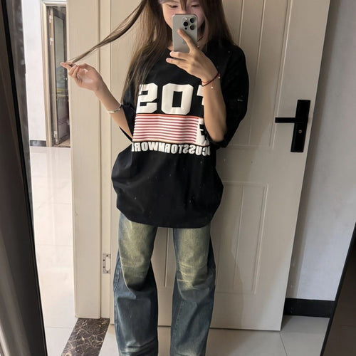 Dame Oversized T-shirt med sporty grafisk design og urban flair Stilla