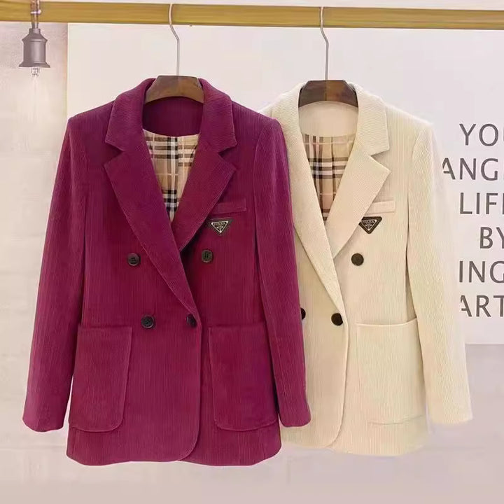 Dame kordblazer med dobbelt knapliste og elegante detaljer Stilla