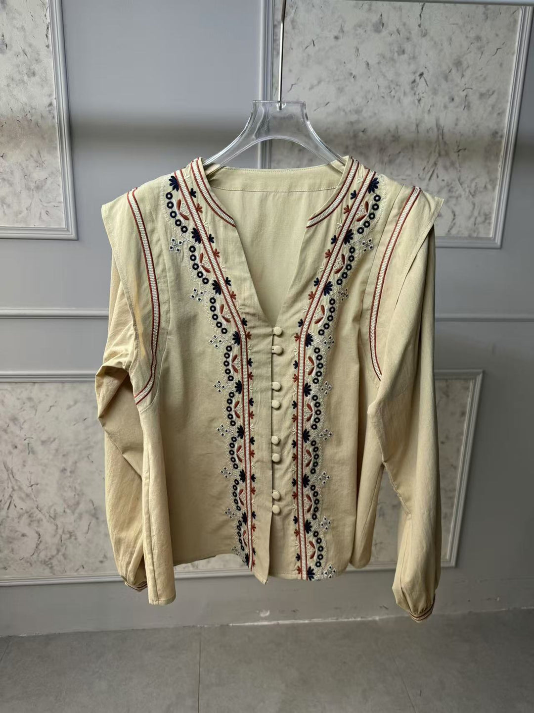 Damebluse med kunstneriske broderier og afslappet snit Stilla