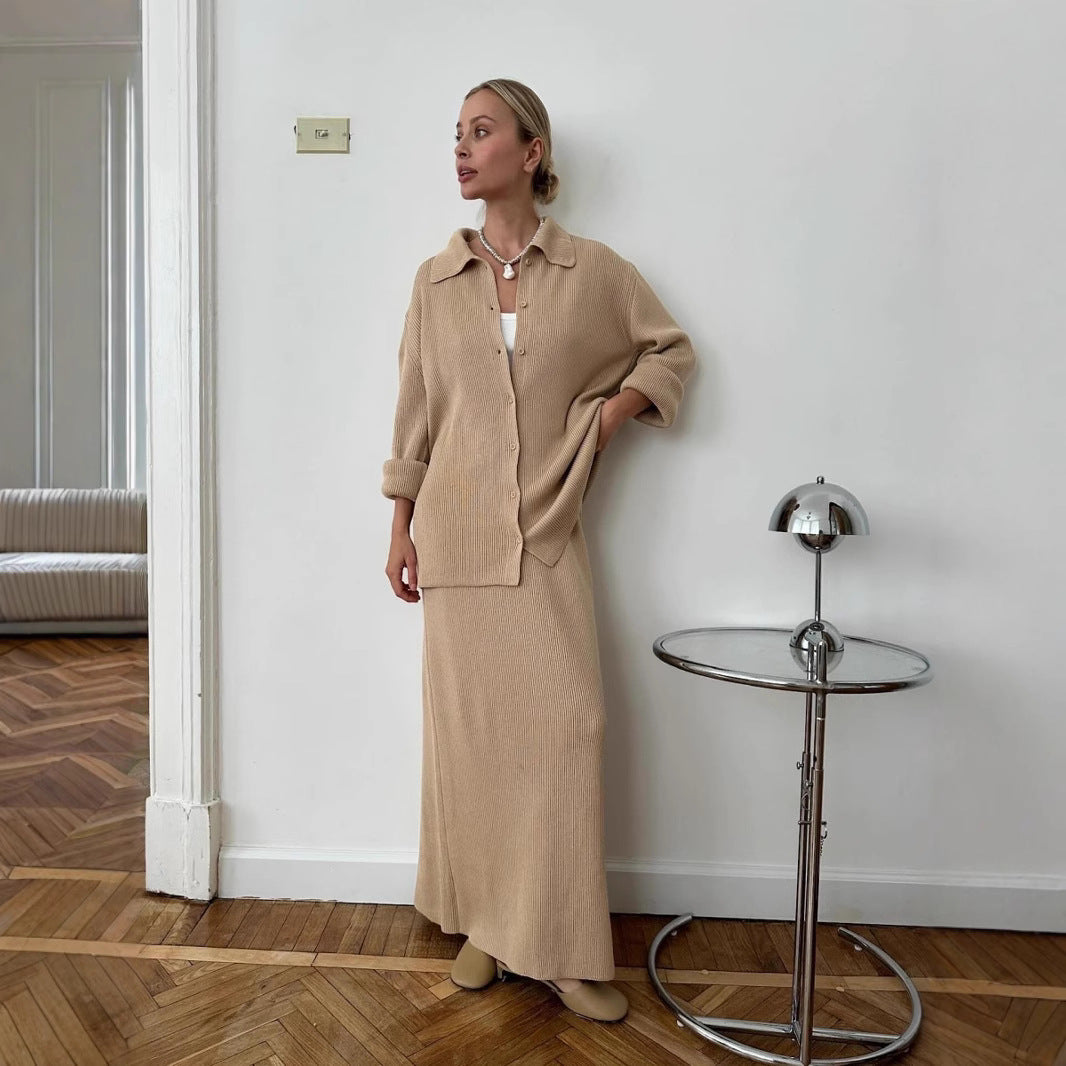 Kvinders strikensemble med knapdetaljer og elegant snit Stilla