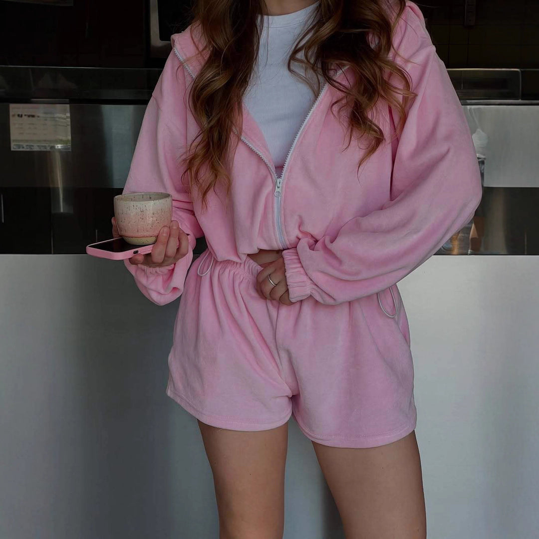 Kvinders sporty sæt lavet af let materiale med cropped jakke og shorts Skovae