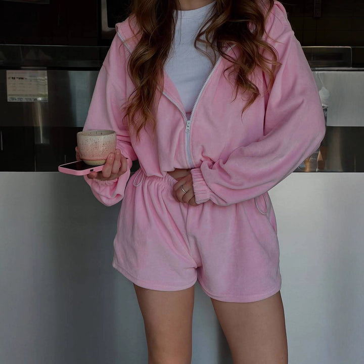Kvinders sporty sæt lavet af let materiale med cropped jakke og shorts Skovae