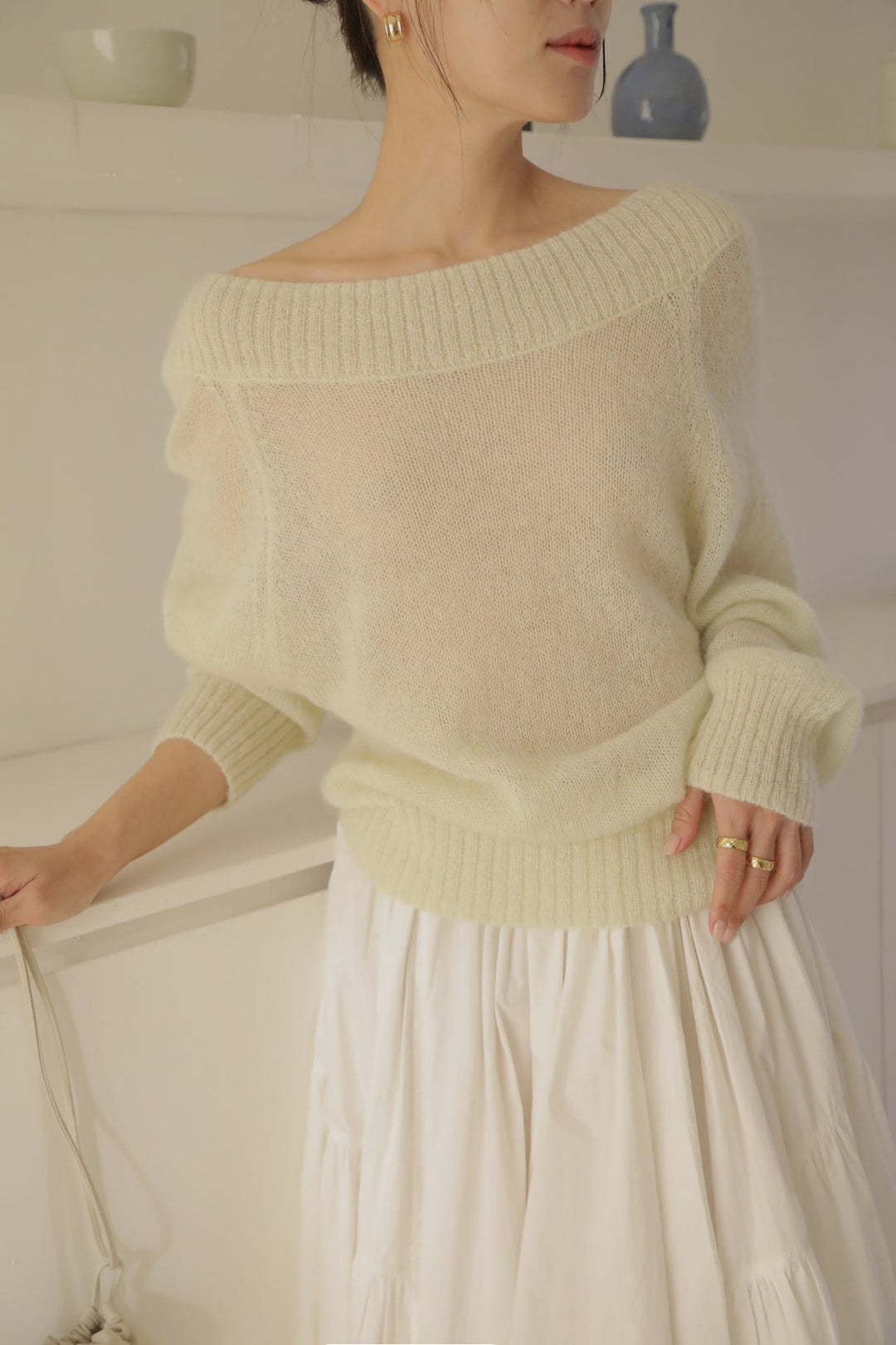 Dame afslappet sweater med off-shoulder design og blød materialeblanding Stilla