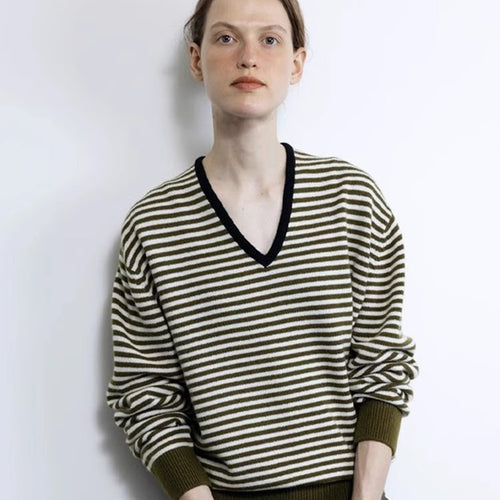 Dame stribet pullover med V-hals og blødt flydende materiale Stilla