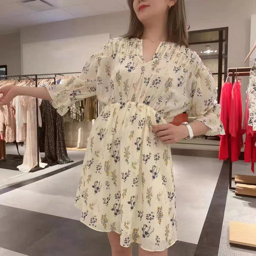 Dame luftig bluse med florale accenter og flæse detaljer Stilla