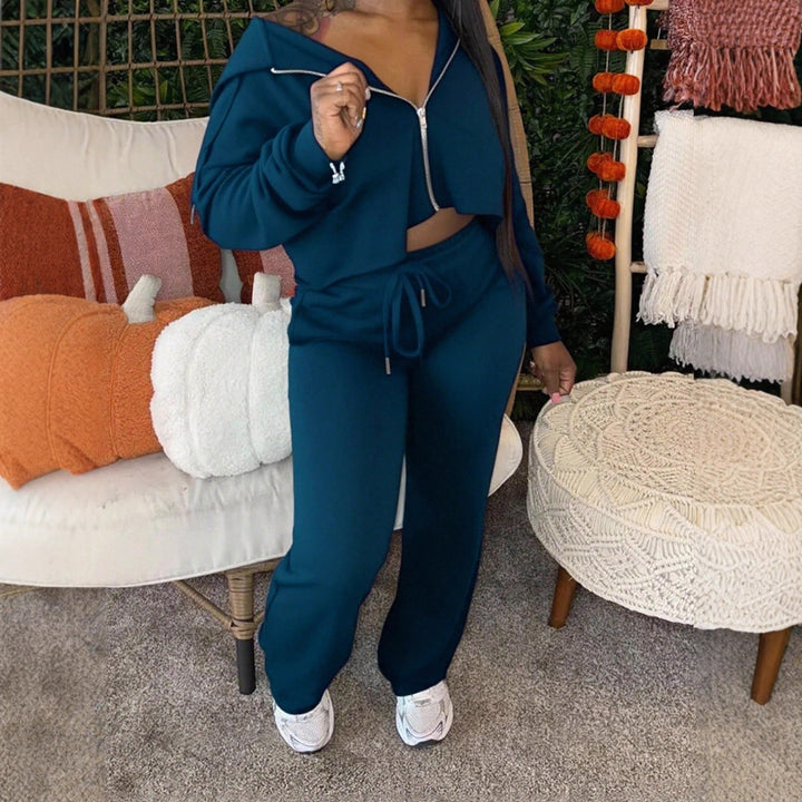 Kvinders sporty sæt lavet af cropped hoodie og casual joggingbukser med snøre