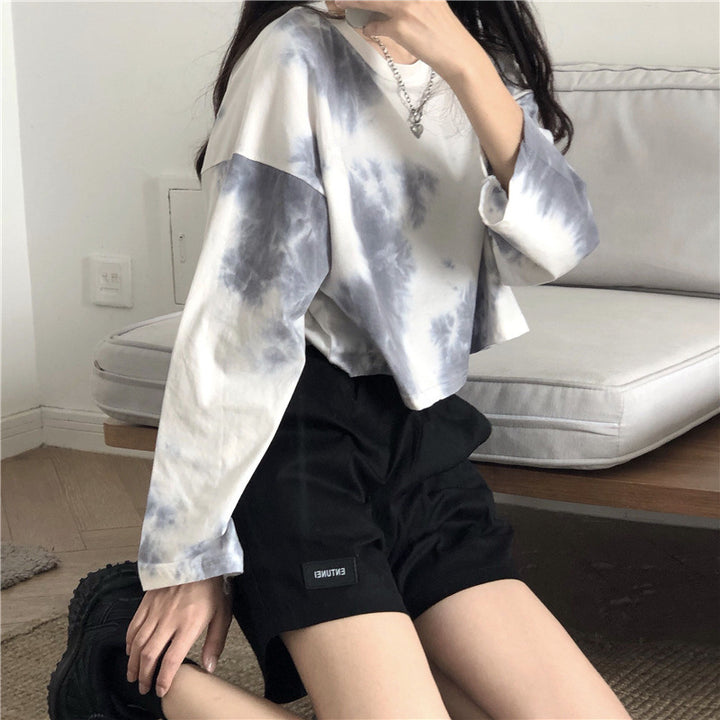 Kvindernes cropped sweatshirt med moderne batikdesigns og afslappet snit