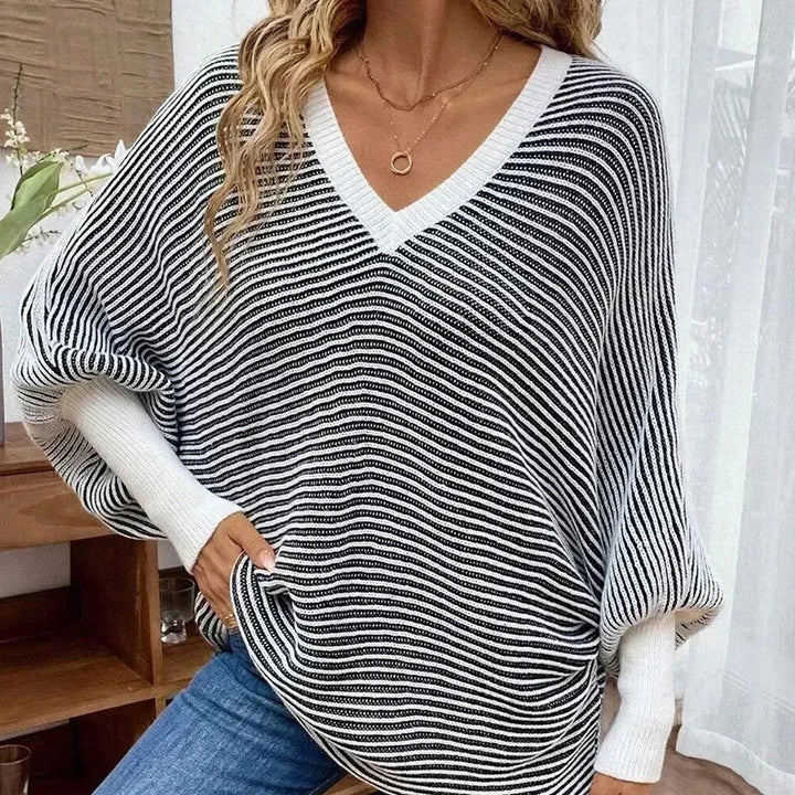 Kvinders strikkede sweater i et moderne stribet look med V-hals Stilla