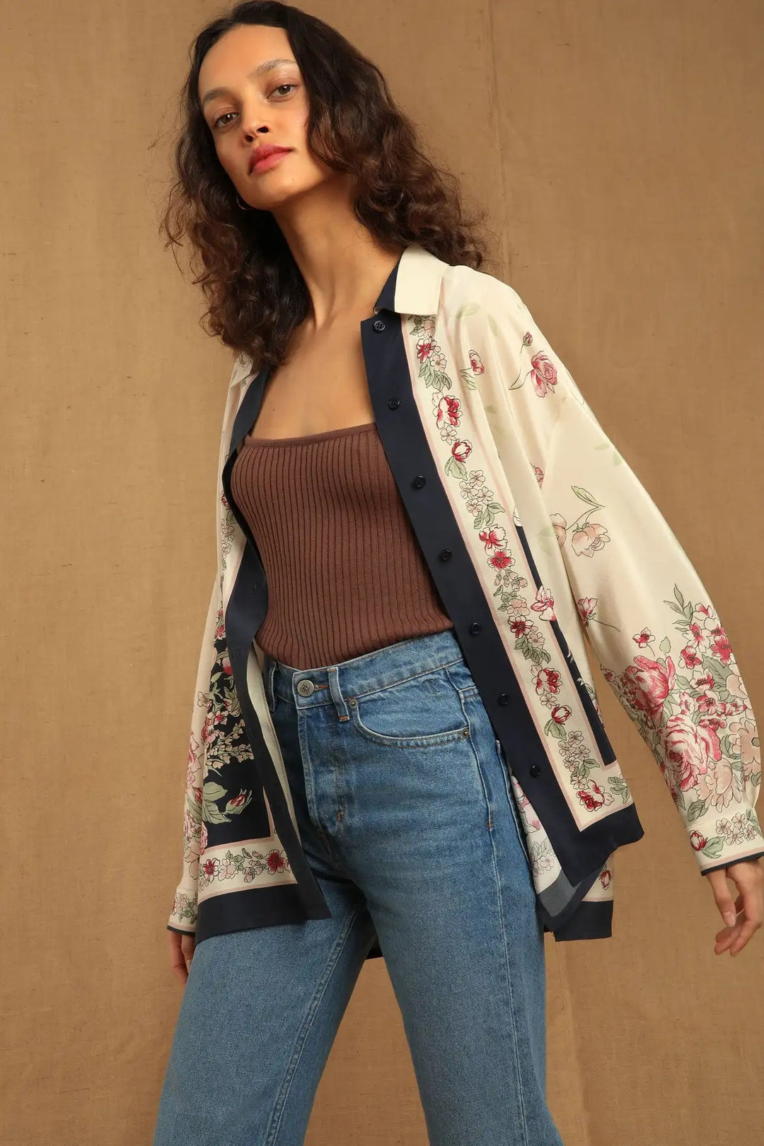 Damebluse med blomsterdesign og elegante kontraster Stilla