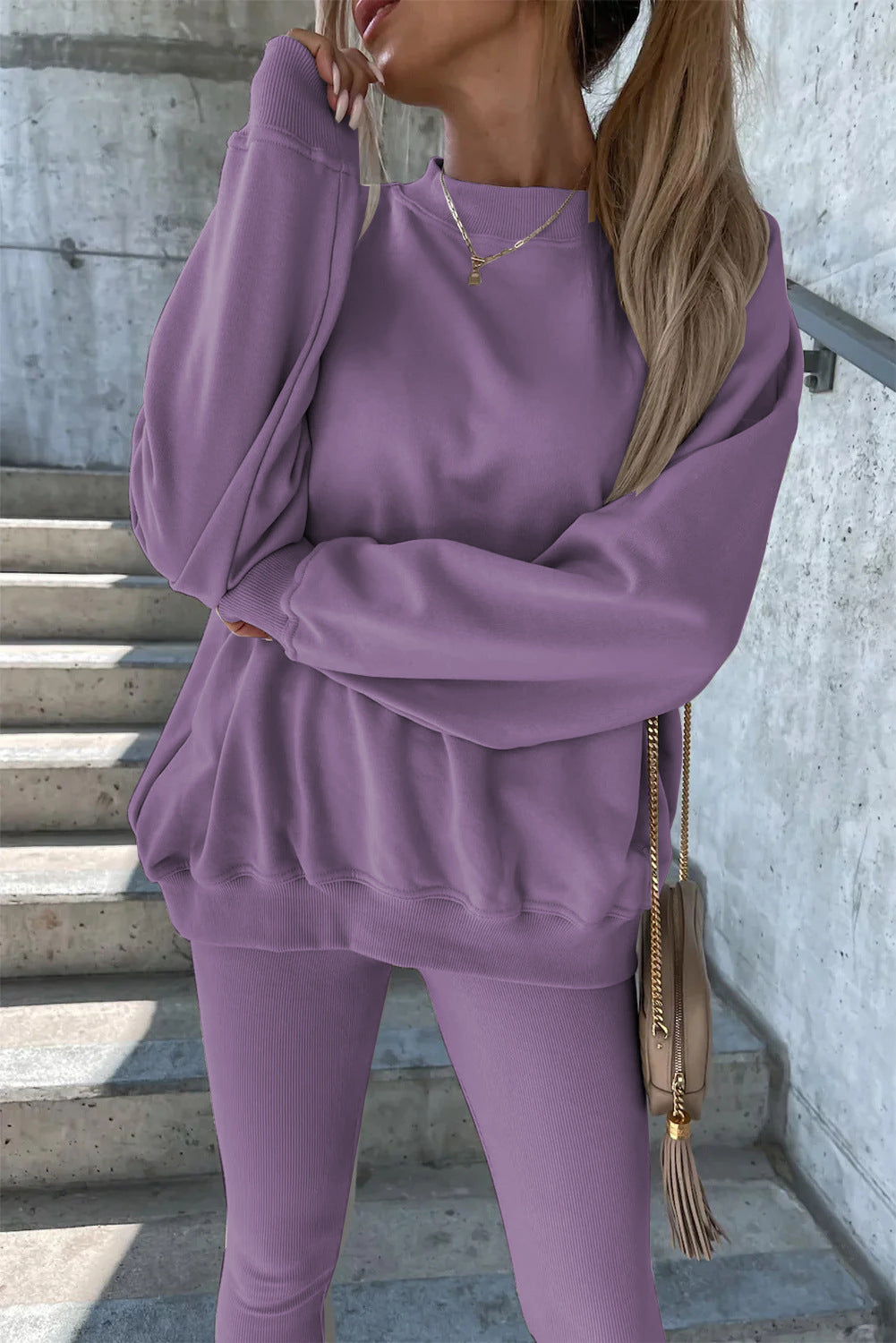 Kvinders sporty fritidssæt med afslappet oversized sweatshirt og tætsiddende leggings Skovae