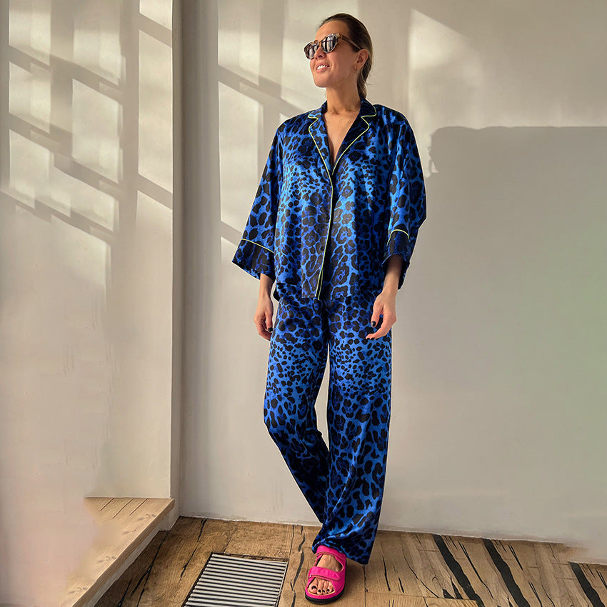 Dame Satin-Pyjama-Sæt med ekstravagant leopardmønster Stilla