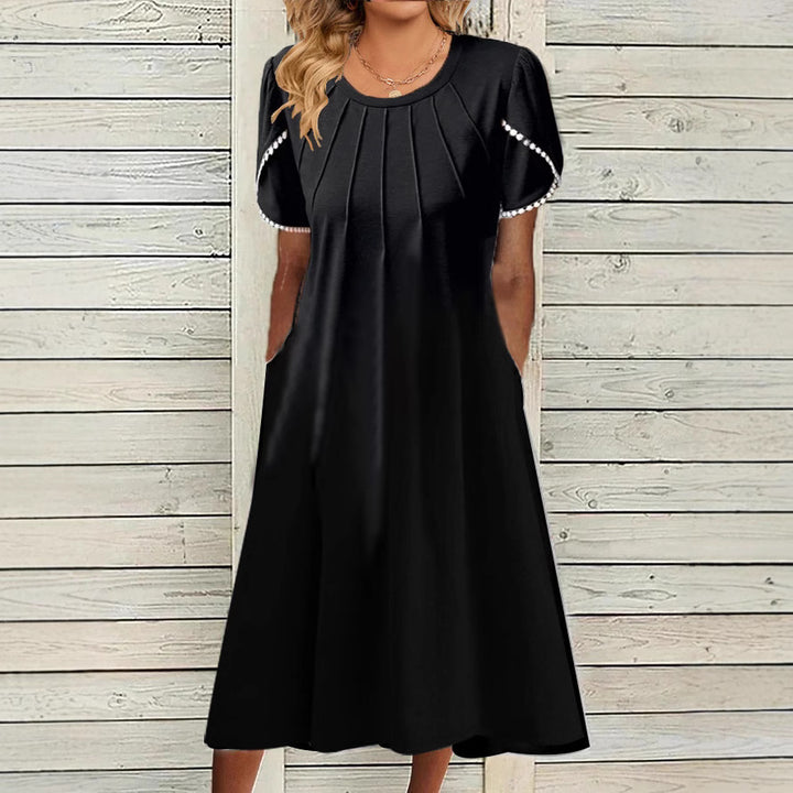 Dame fritidskjole med elegante draperinger og praktiske lommer Stilla