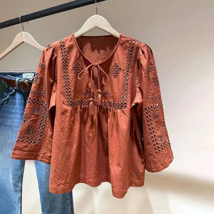 Damebluse med håndlavede broderier og flydende design Stilla