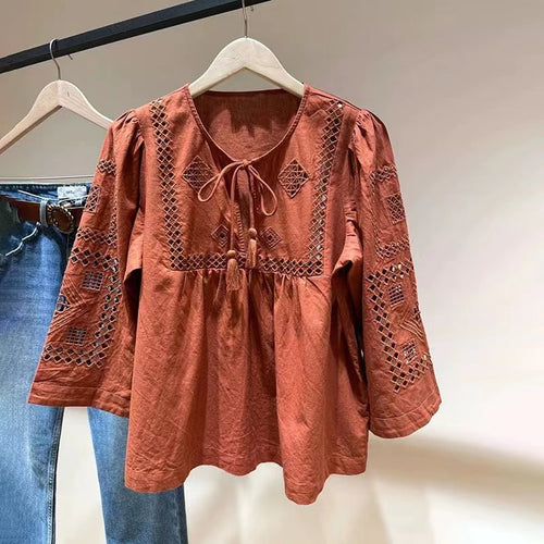 Damebluse med håndlavede broderier og flydende design Stilla