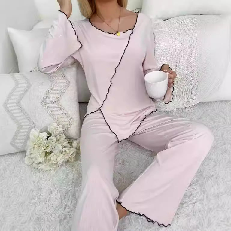Dame komfortabel Lounge-sæt med feminine volangdetaljer Stilla