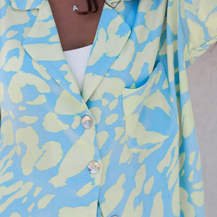 Dame usædvanligt pyjamas-sæt med store geometriske mønstre og lette, åndbare materialer Stilla