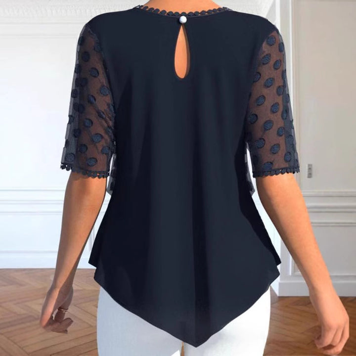 Damer nan elegante Lagener bluse med gennemsigtig tylovertræk, prikket struktur og asymmetrisk spidse kant Skovae