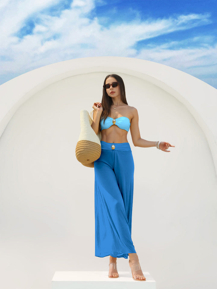 Dame Bandeau-bikini med elegant indpakningsnederdel og moderigtige smykkedetalje Skovae