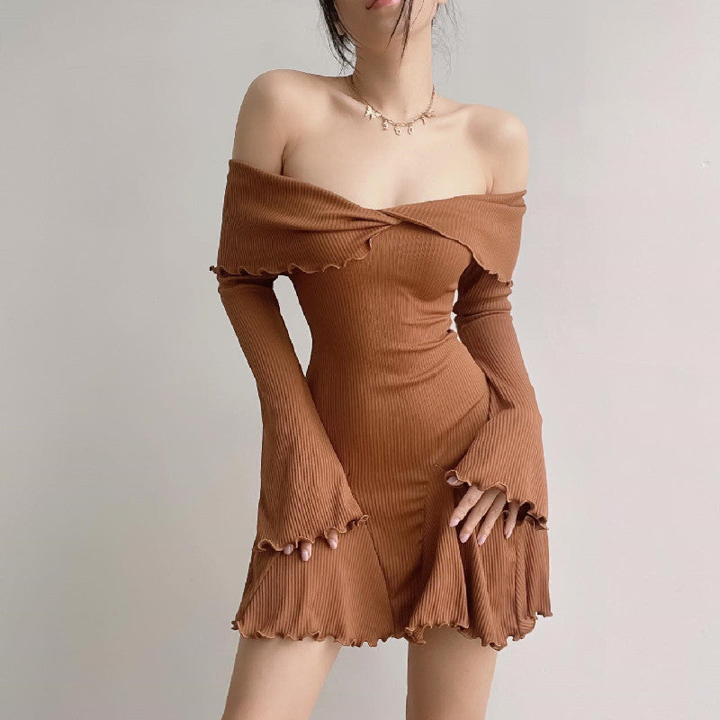 Dame Elegant Off-Shoulder Kjole med Ærmer og Modige Draperinger Stilla