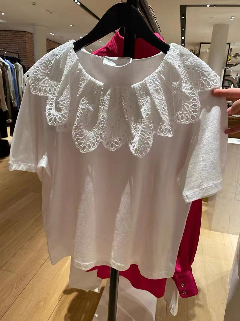 Damebluse med romantisk spidskrave og luftig pasform Stilla