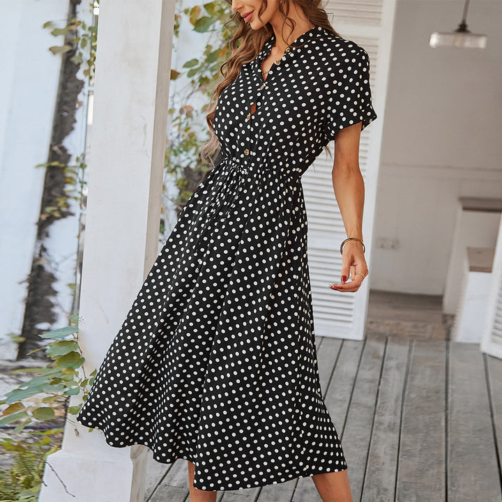 Dame sommerkjole med knaplukning og figursyet design Stilla