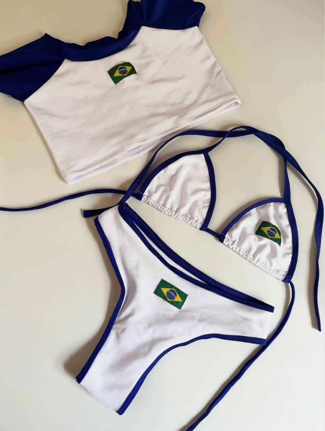 Dame bikini-sæt med sporty crop top og trendy Brasilien-flag design skovae