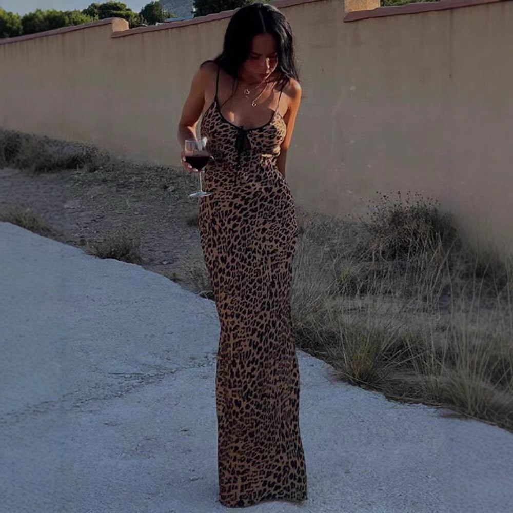 Kvindernes Figurformende Maxi Kjole med Leopardprint og Raffineret Snøredetalje Skovae