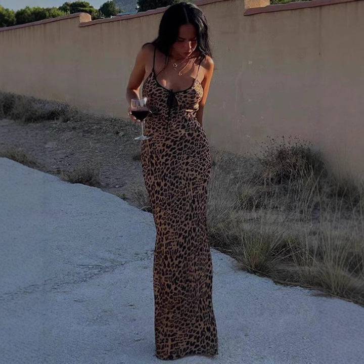 Kvindernes Figurformende Maxi Kjole med Leopardprint og Raffineret Snøredetalje Skovae