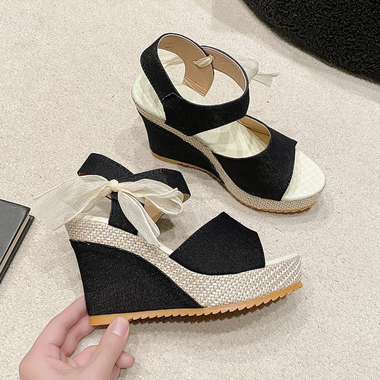 Dame Wedge-sandaler med elegant remdesign og komfortabelt fodseng Stilla