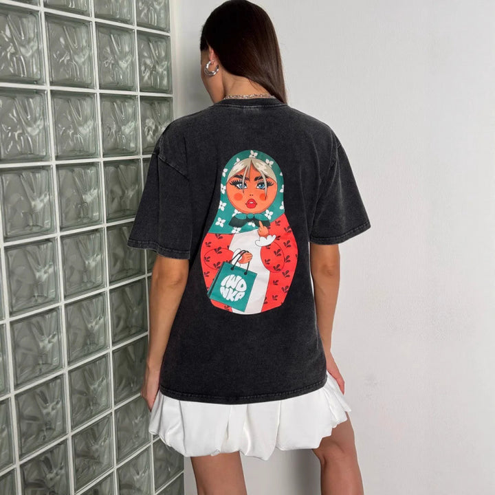 Dame T-shirt med kunstnerisk Matroschka-design og afslappet pasform Stilla
